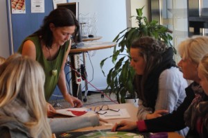 Hanne Line Wærness engasjerer seg med studentene