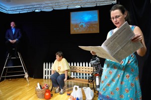 Ellen Saur i forgrunnen. På benken: Anne Margrethe Gartland. På den høye stolen: Oddbjørn Johansen. Bilde fra forestillingen «Litt kaffe – kanskje?»