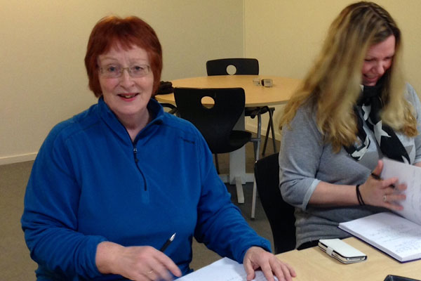 Vernepleier Inger Lien i faglig passiar med fagleder Kristin Hage Warholm