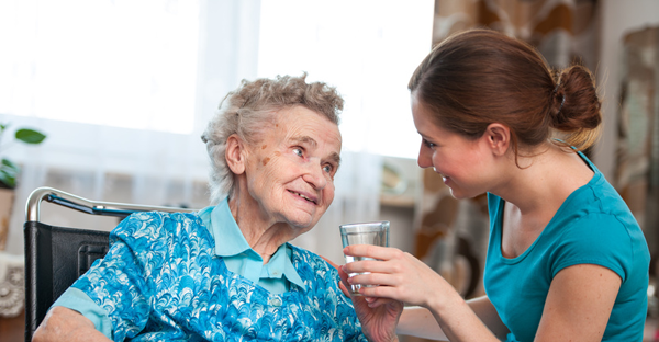 Vernepleier hjelper eldre