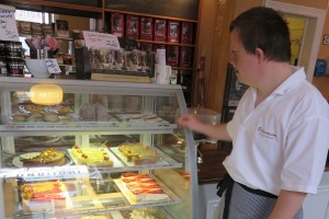 Daniel Harbo viser litt av utvalget