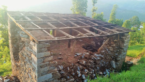 En familie i Dhading med en utviklingshemmet datter med autisme spektrum lidelse bodde i dette huset. Nå er det ødelagt, og de må bo i et midlertidlig hjem av blikkplater