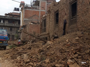 Gatene var fulle av murstein fra ødelagte hus