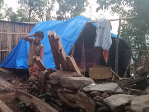 I Dhading bor en familie med to barn med utviklingshemming og CP i dette midlertidige hjemmet. De deler to senger og to myggnett.