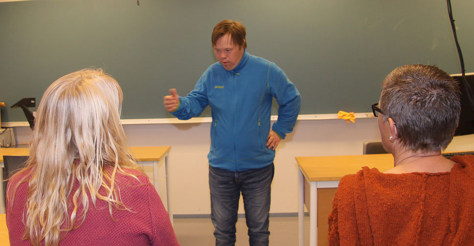 Ole Magnus Oterhals underviser vernepleierstudenter ved HIM